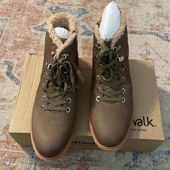 NWT-SoftWalk Women's Lace Up Boots, size 9 - Picture 3 of 13